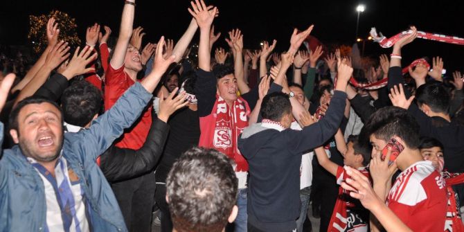 Sivas’ta Havai Fişekli Süper Lig Kutlaması