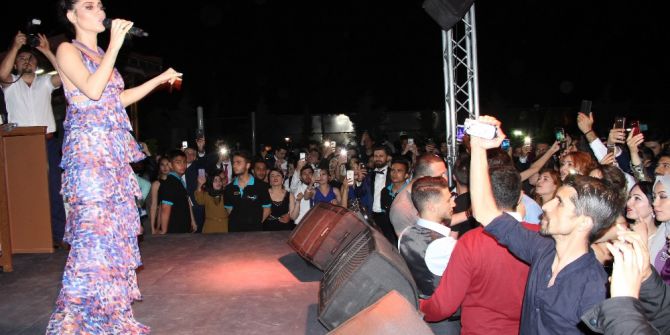 Karaman’da Üniversiteli Gençler Derya Uluğ İle Coştu