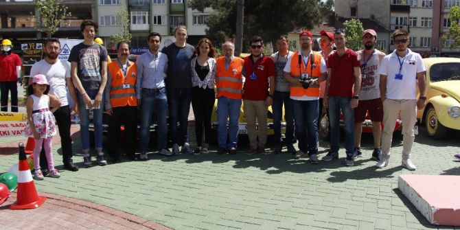 Klasik Arabalar İle Hastalığına Teşhis Konulamayan Naz Bebeğe Dikkat Çekiyorlar