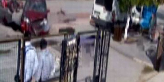 Otomobilin Çarptığı Motosikletteki Gençler Havaya Savruldu