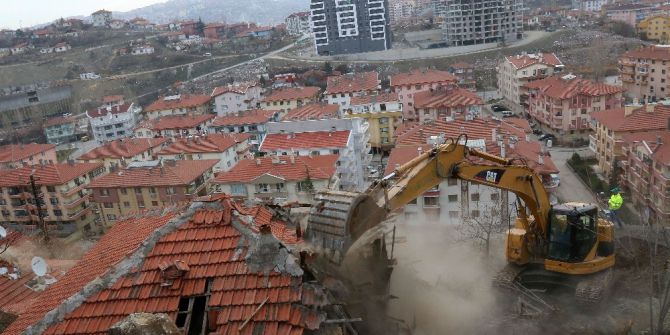 Çankaya’da Tehlike Arz Eden Gecekondular Yıkılıyor