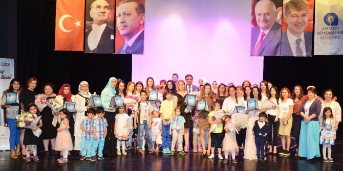 Anneler Hem Yönetti Hem Oynadı