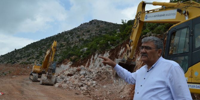 Döşemealtı Akkoç Mahallesi Yolu Genişliyor