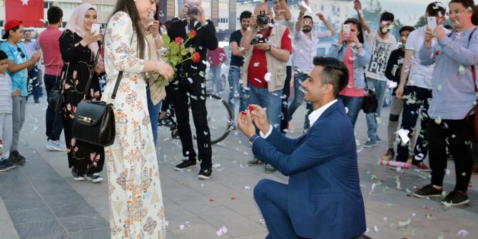 Kırıkkaleli Gençten Meydanda Evlilik Teklifi