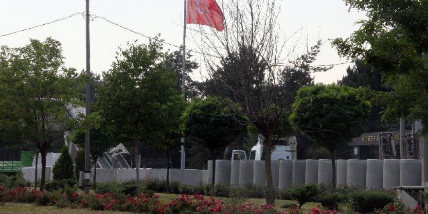 Tugay Ve Jandarma Komutanlığı’nın Önündeki Beton Bloklar Kaldırılıyor