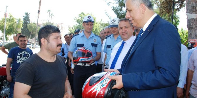 Silifke’de Motosiklet Sürücülerine Kask Dağıtıldı