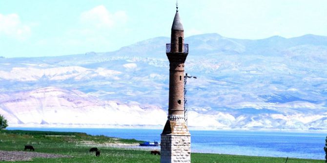 ’Yalnız Minare’ Zamana Meydan Okuyor