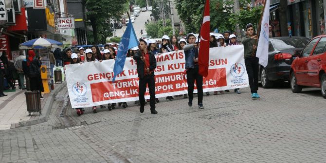 Gençler “Gençlik Yürüyüşünde “Bir Araya Geldi