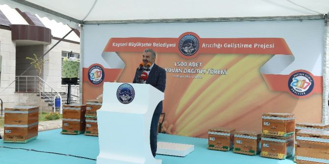 Başkan Çelik, Sarız’da Bin 500 Kovan Arıyı Üreticilere Teslim Etti