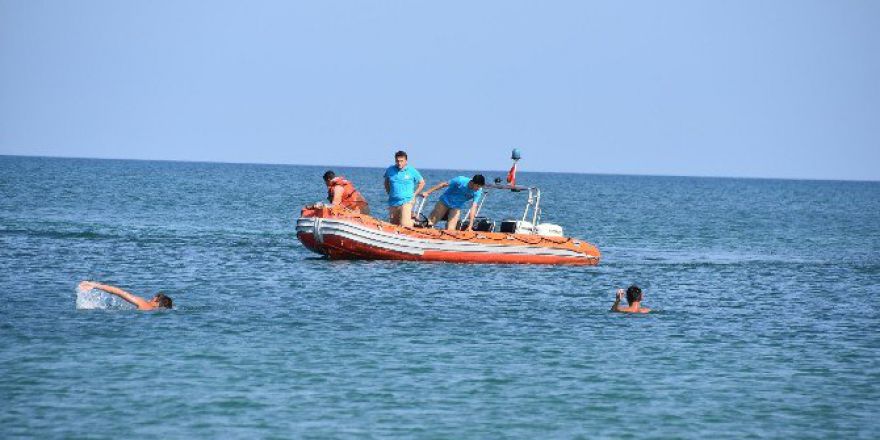 Denizde Şambrelden Düşen Kadın Kayboldu