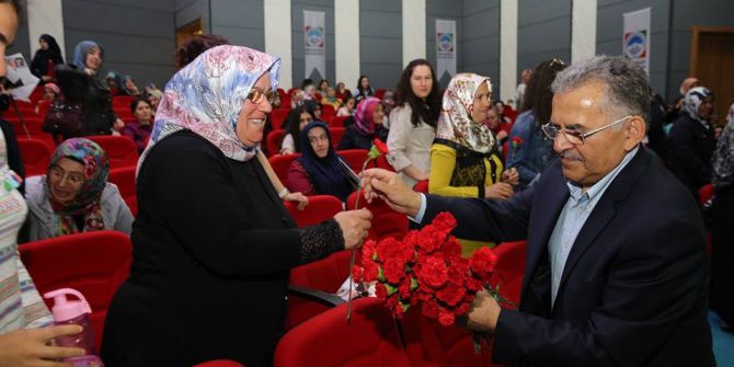 Melikgazi Belediyesinden Kursiyer Annelerine Karanfilli Kutlama
