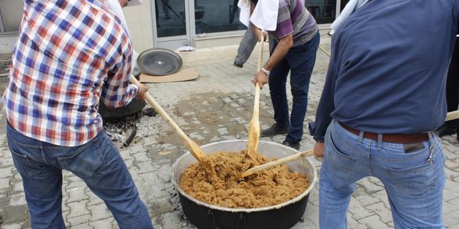 Vezirhan’daki Hıdırellez Şenliklerinde Geleneksel Helva İkramı