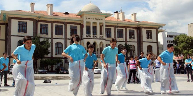 Gençlik Haftası Renkli Görüntülerle Başladı