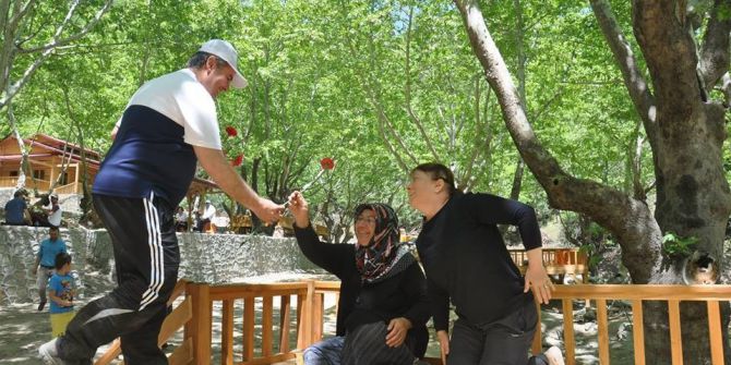 Başkan Erol, Yürüyüş Sonunda Karanfil Dağıttı