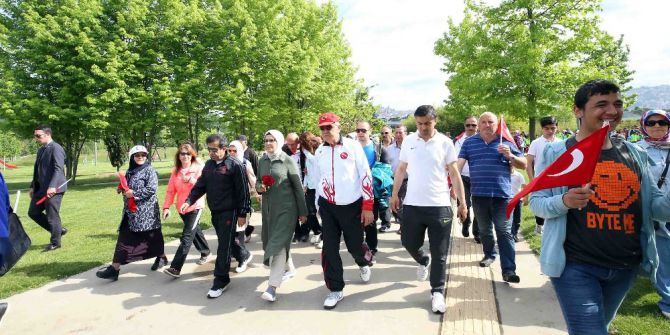 Başkan Karaosmanoğlu, "Geleceğimizi Gençlerle Aydınlık Görüyorum"
