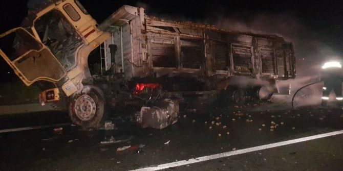 Otomobil Kamyona Çarptı, Kamyon Alev Aldı