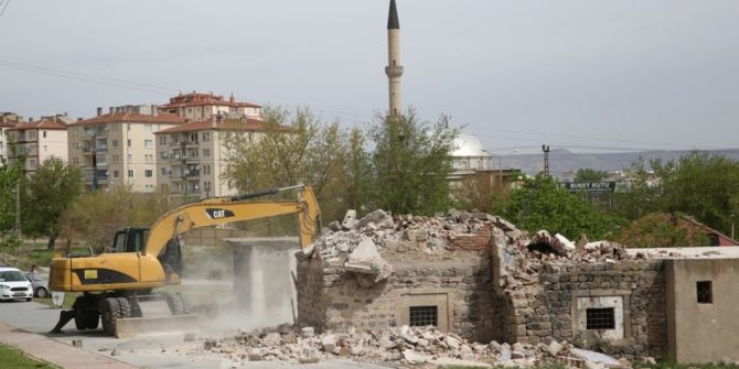 Kazımkarabekir’de Mahalle Halkı Geri Dönüşüm İçin Evlerini Kendileri Yıkıyor
