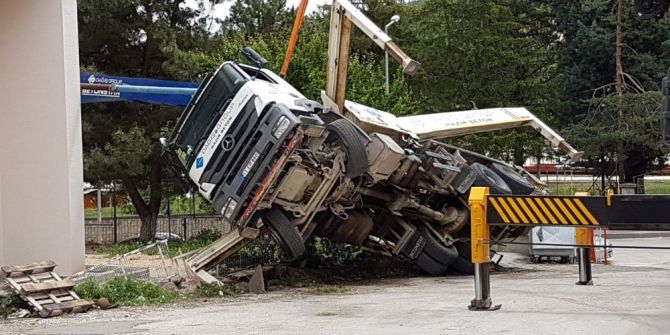 İki Okul Arasındaki İnşaata Beton Döken Pompa Aracı Devrildi