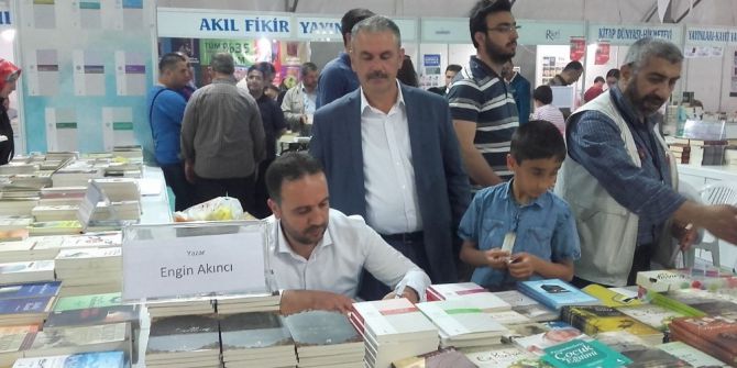 Yazar Engin Akıncı Kitaplarını İmzaladı