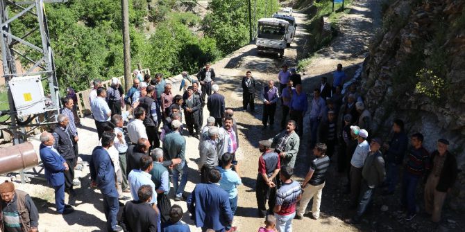 Toprak Yola Karanfil Atıp Asfalt Yol İstediler