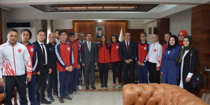 Sporcu Gençler Vali Aktaş’ı Ziyaret Etti