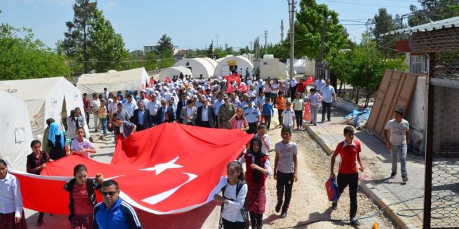 Çadırlar Arasında Gençlik Yürüyüşü Yapıldı