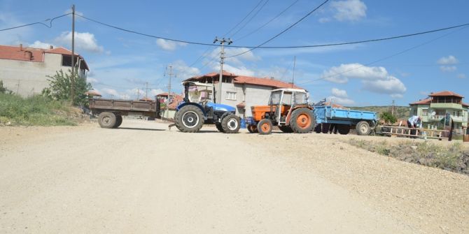 Köylü Kadınlar Yolu Trafiğe Kapattı