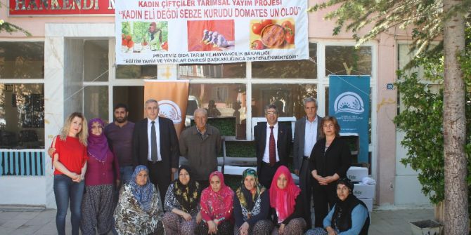 Elazığ’da Kadınlara 10 Bin Domates Fidesi Dağıtıldı