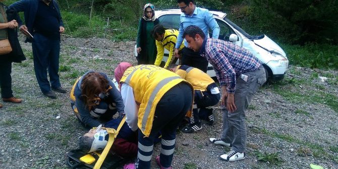 Yoldan Çıkan Otomobil Takla Attı: 2 Yaralı