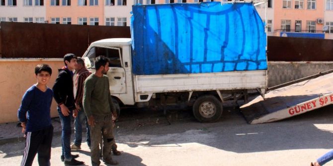 Okul Duvarına Çarpan Kamyonetteki 7 Kişi Yaralandı