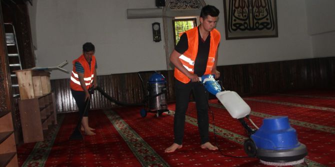 Camilerde Halılar Yıkanarak, Cami İçine Gül Suyu Sıkılıyor