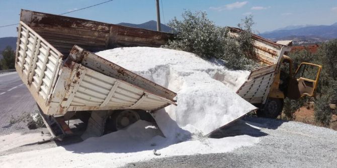 Milas’ta Maden Yüklü Kamyon Kaza Yaptı; 1 Yaralı