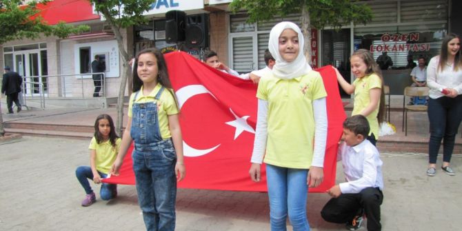 10’uncu Yıl Marşı’nı İşaret Diliyle Söylediler