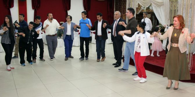 Vali İle Halay Çeken Engelliler Doyasıya Eğlendi