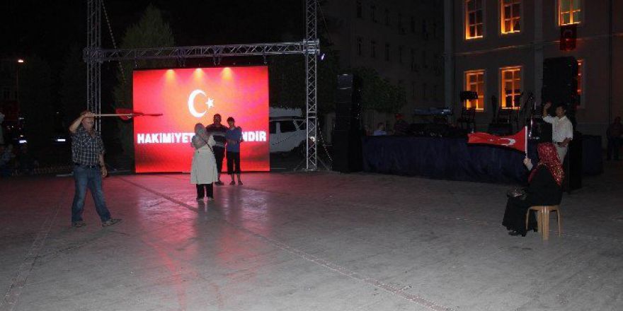 Yaşlı Kadının Demokrasi Nöbeti Görenleri Duygulandırdı