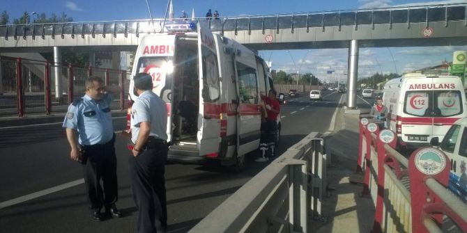 Direksiyon Hakimiyetini Kaybeden Kadın Sürücü Kaza Yaptı