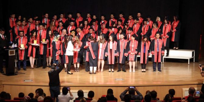 Sanat Tarihi Öğrencilerinin Mezuniyet Sevinci