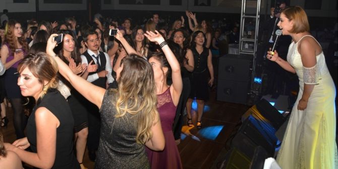 Merve Özbey Adanalı Eczacıları Eğlendirdi