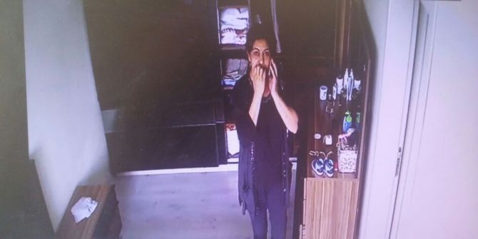 Yatak Odasına Kamera Taktı, Hırsız Komşu Kadın Çıktı
