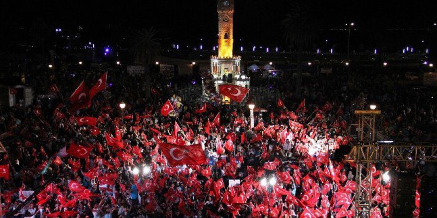 İzmirliler Yirmi Gündür Demokrasi Nöbetinde