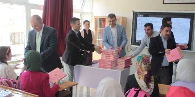 Hayrat İnsani Yardım Derneği, İmam Hatip Ortaokulu Öğrencilerine Kur’an-ı Kerim Hediye Etti