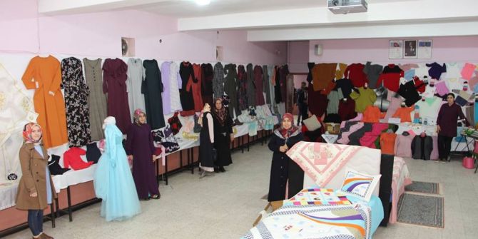 Ev Hanımları El Emeği Ürünlerini Sergiledi
