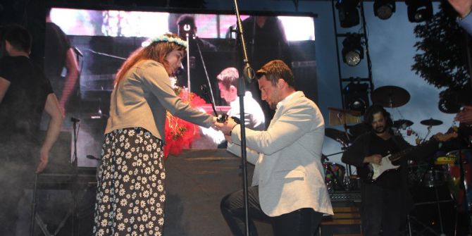 Binlerce Kişinin Önünde Diz Çökerek Evlilik Teklifi Yaptı