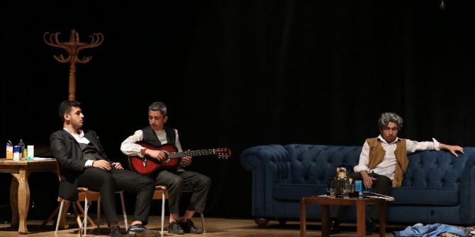 Tiyatro Festivali Sürüyor