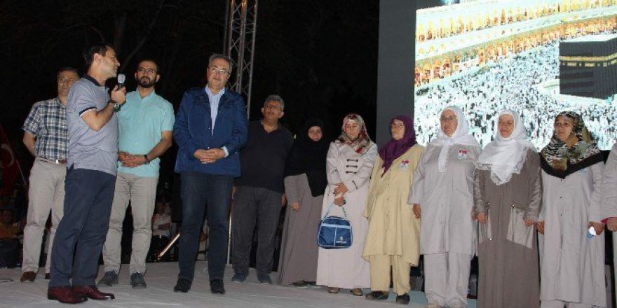 Vali Aktaş’dan Hacı Adaylarına, “Darbecileri Gözünüzün Önüne Getirin Taşlayın” Dedi