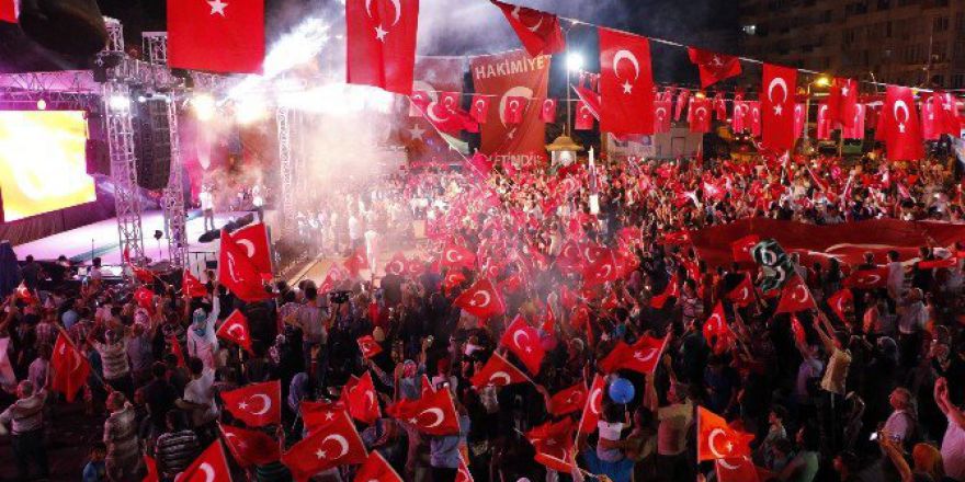 Antalya’daki Patlama Demokrasi Nöbetine Engel Olamadı