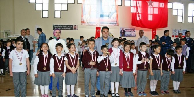 Miniklerin Kupa Ve Madalya Heyecanı