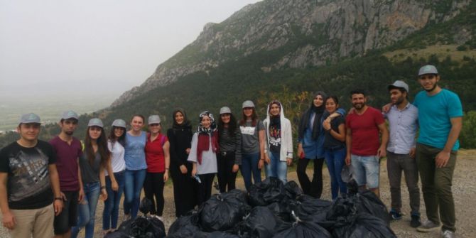 Üniversitelilerden Spil’de Temizlik Çalışması