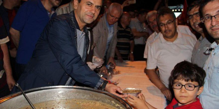 Vali Aktaş, Aşure Dağıttı