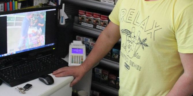 Sahte Polis, Yanında Getirdiği Boş Poşetleri İçkiyle Doldurup Kaçarken Kameralara Yakalandı